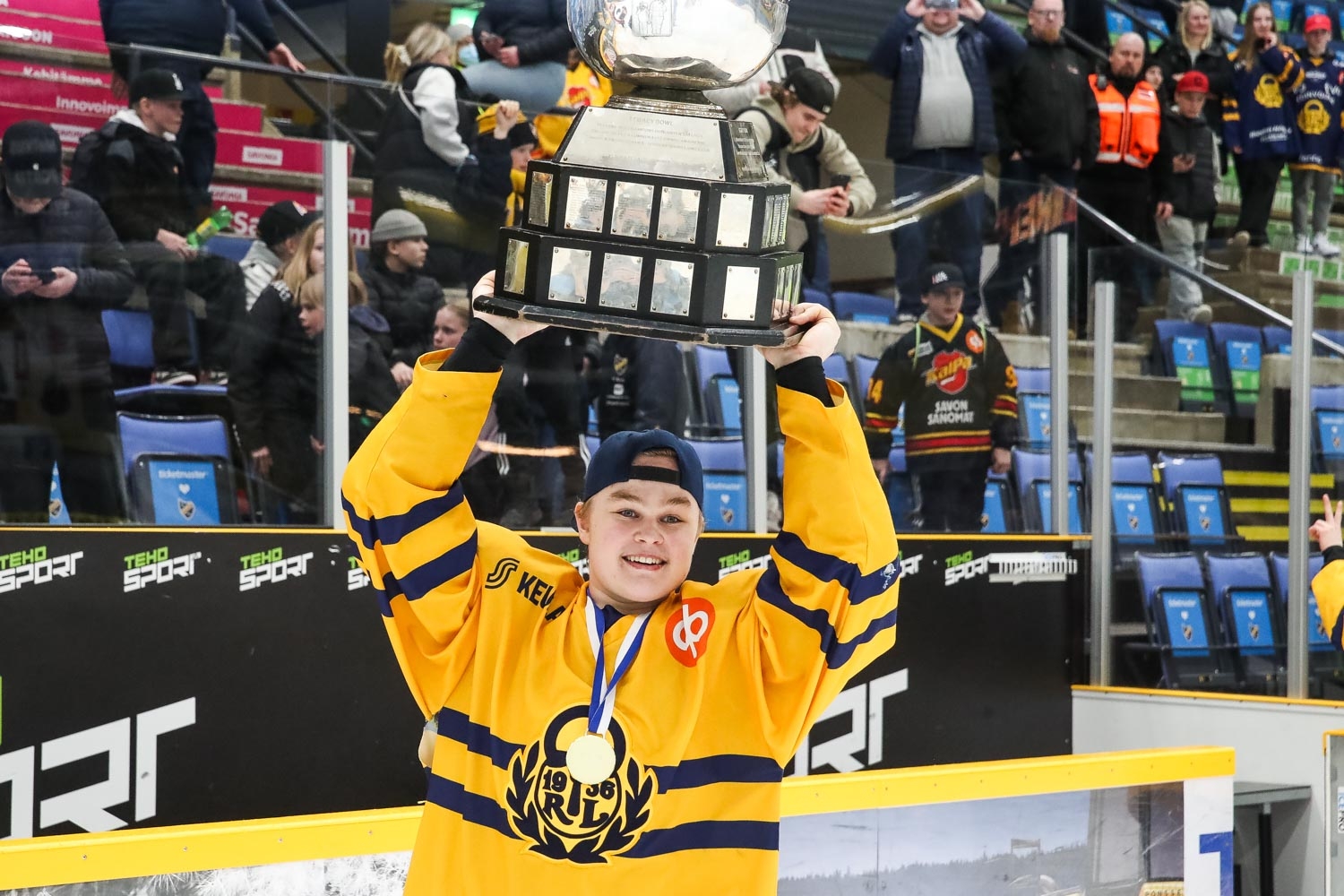 Thomas Grönlund ja Legacy Bowl -pokaali.