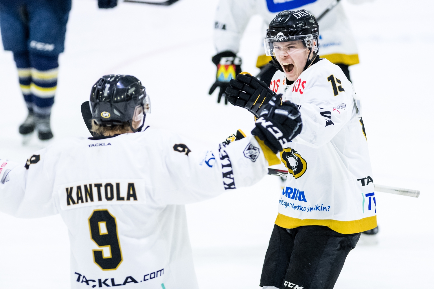 Jesse Koskenkorva juhli Kärppien 1–1-maalia.