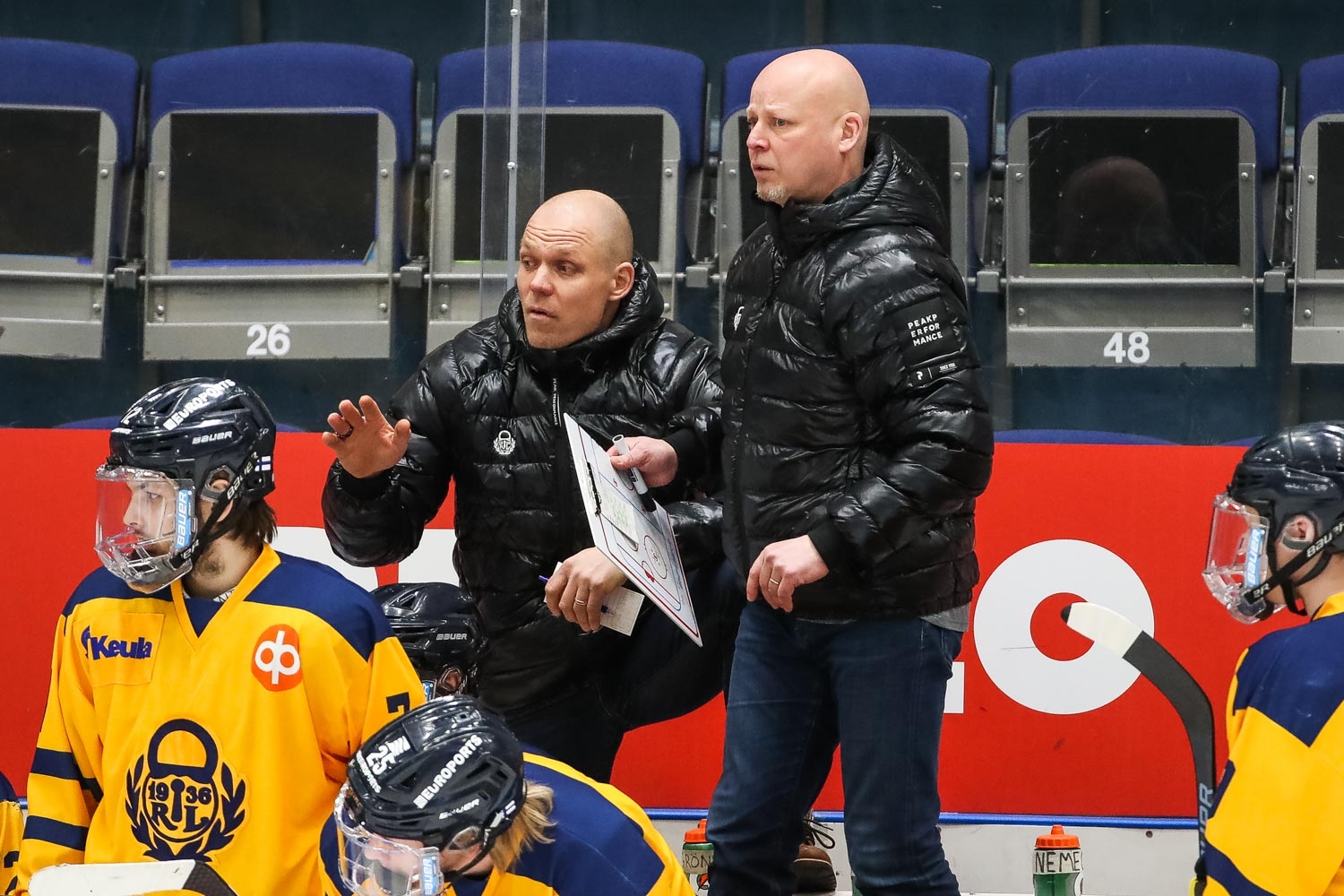 Päävalmentaja Marko Virtanen (oik.) ja valmentaja Janne Niskala perjantain ratkaisevassa finaalipelissä.