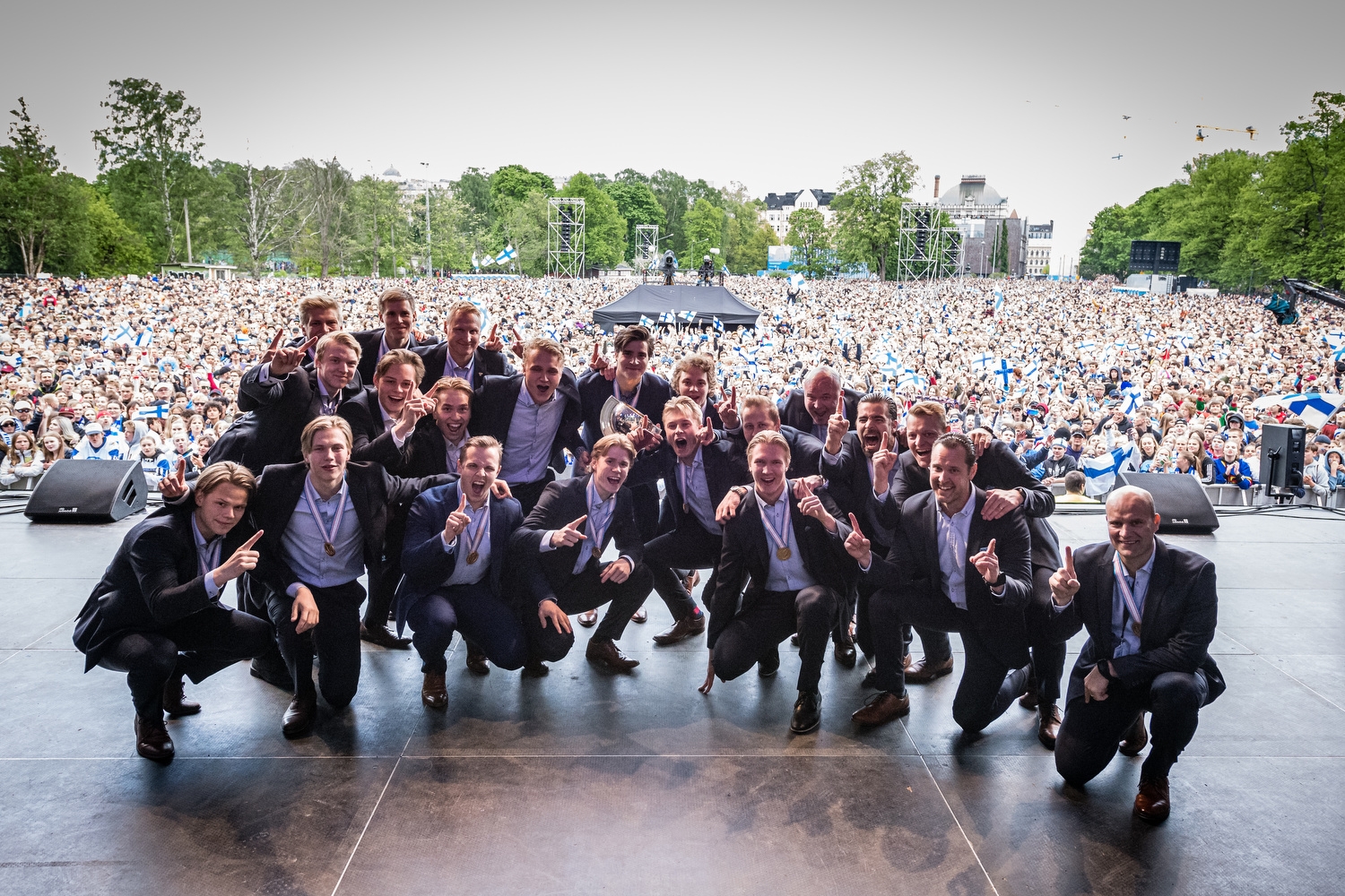 Kiitos Tyttöleijonat ja Nuoret Leijonat! Kuvia Kaisaniemen puiston kansanjuhlasta