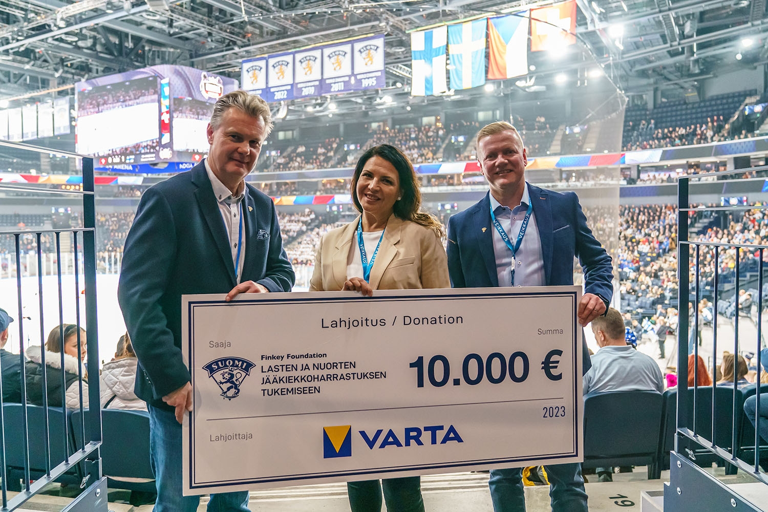 10 000 euron lahjoitusshekin Jääkiekkoliiton Lassi Rönkköselle (vas.) ojensivat Sanna Tapio ja Topias Takkunen VARTAlta.