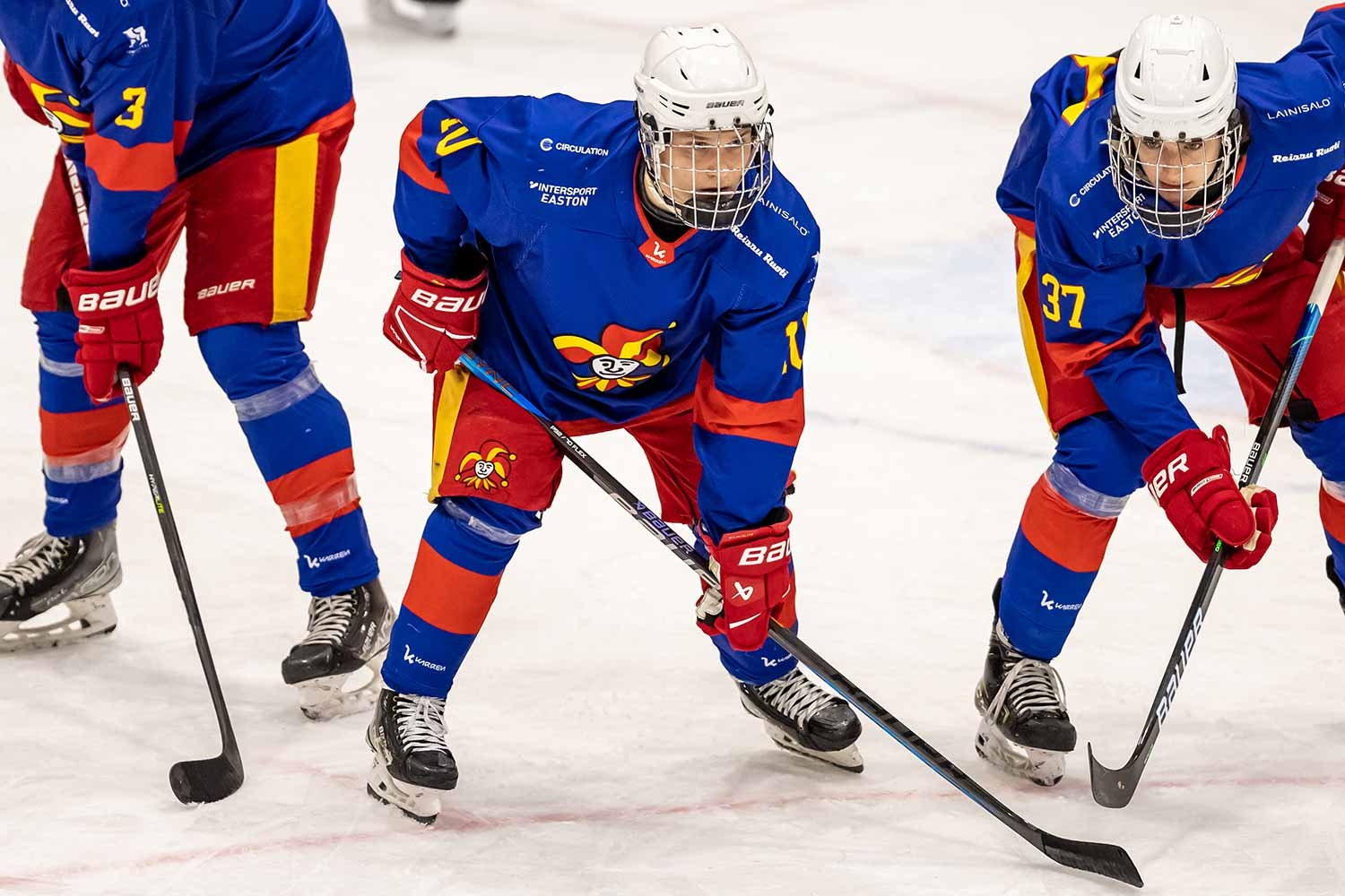 Kuukauden nuori pelaaja Emil Kuusla kuvattuna 30.09.2022 pelatussa ottelussa Jokerit–RoKi. Oikealla Dominik Badinka.