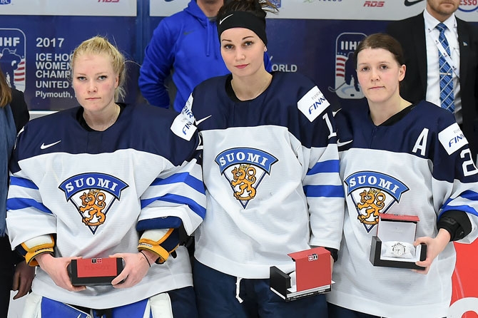 Räty, Tapani ja Karvinen palkittiin Naisleijonien parhaina pelaajina MM-kisoissa