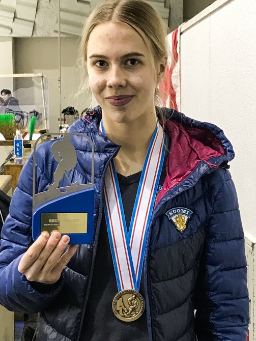 Elisa Holopainen palkittiin tyttöjen MM-kisojen parhaana hyökkääjänä