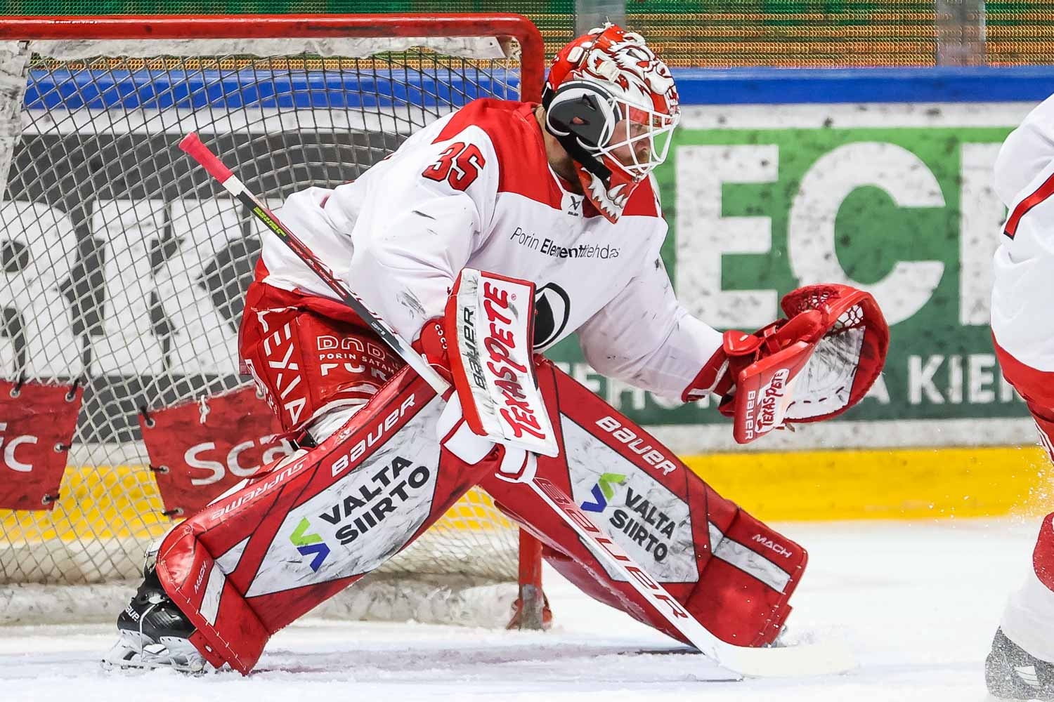 Maalivahti Topias Rovio varmisti Ässien voiton 23 torjunnallaan.