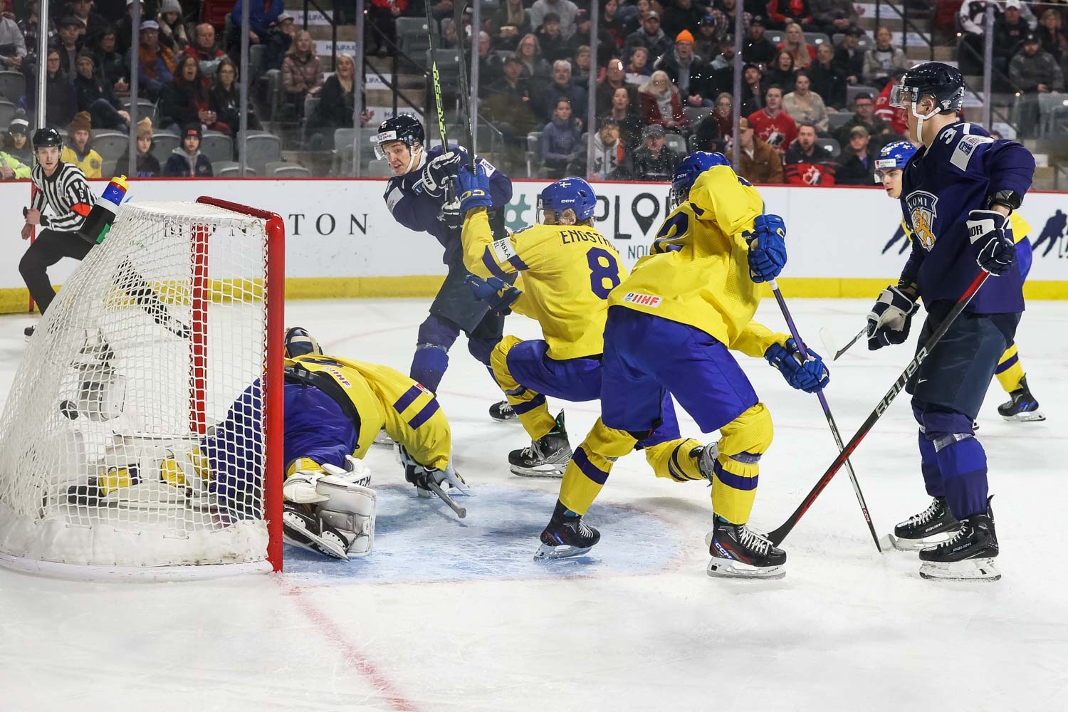 Maalikooste: Ruotsi rynni viimeisillä minuuteilla voittoon – Nuorten Leijonien MM-turnaus katkesi puolivälieriin – Näin ottelu eteni