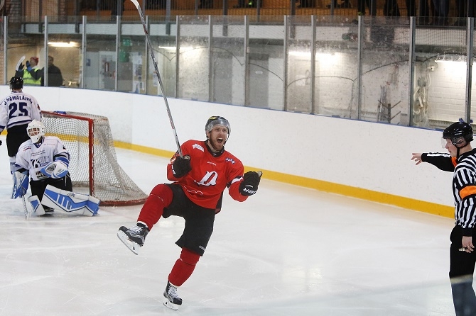 Pyryn Antti Hildén voitti Suomi-sarjan runkosarjan pistepörssin. Välierissä hän yrittää tehoilla IPK:ta vastaan. 