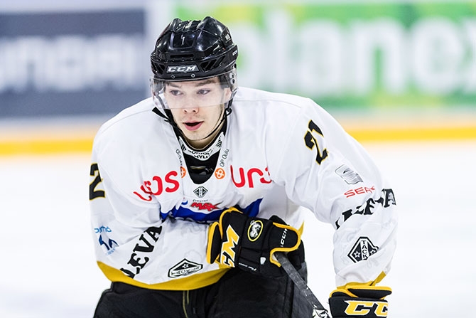 Eetu Päkkilä teki Kärppien kolmannen maalin.