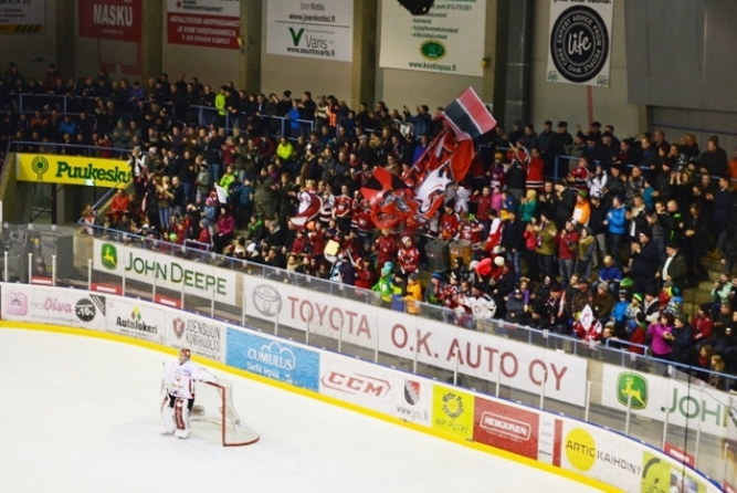 Joensuun Mehtimäen jäähallin yleisöllä oli aihetta juhlaan tiistaina.