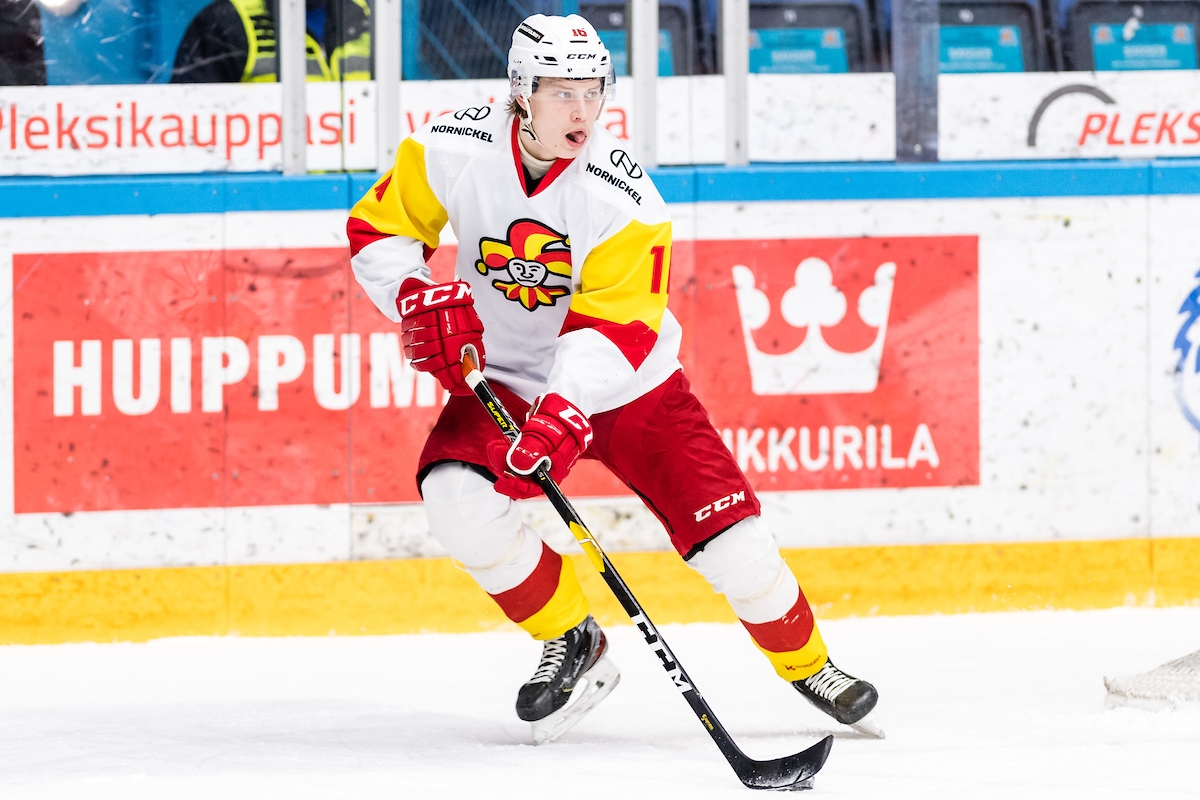 Mico Luoto kuritti Tapparaa maaleillaan perjantaina.