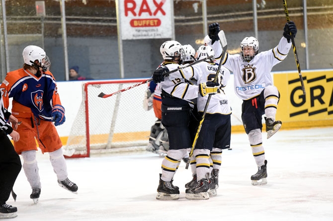 Tässä juhlitaan Bluesin 2-2-maalia.