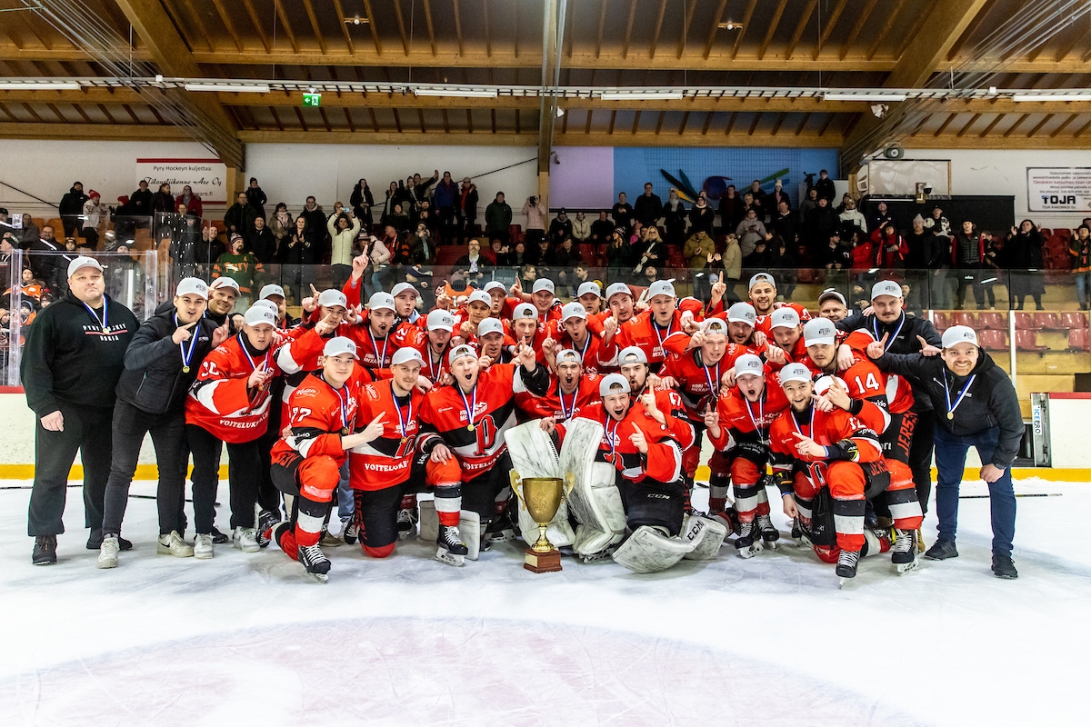 Nokian Pyry juhlii Suomi-sarjan mestaruutta.