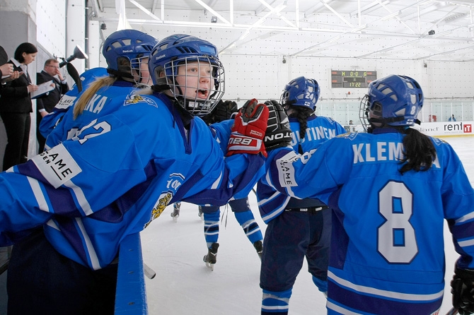 Tyttöleijonat voittomaalikilpailuun MM-avauksessaan
