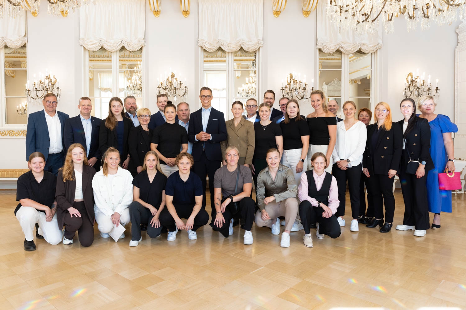 Naisleijonien MM-joukkue vierailulla Presidentinlinnassa – Kuvia