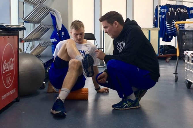 Lauri Marjamäki ja Joonas Kemppainen punomassa juonia keskiviikkoaamuna.  