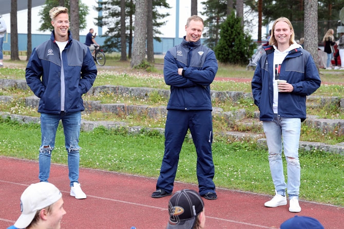 Päävalmentaja Tommi Niemelä (kesk.) esitteli pelaajille Jere Marttilan (vas.) ja Leo Hakasen.