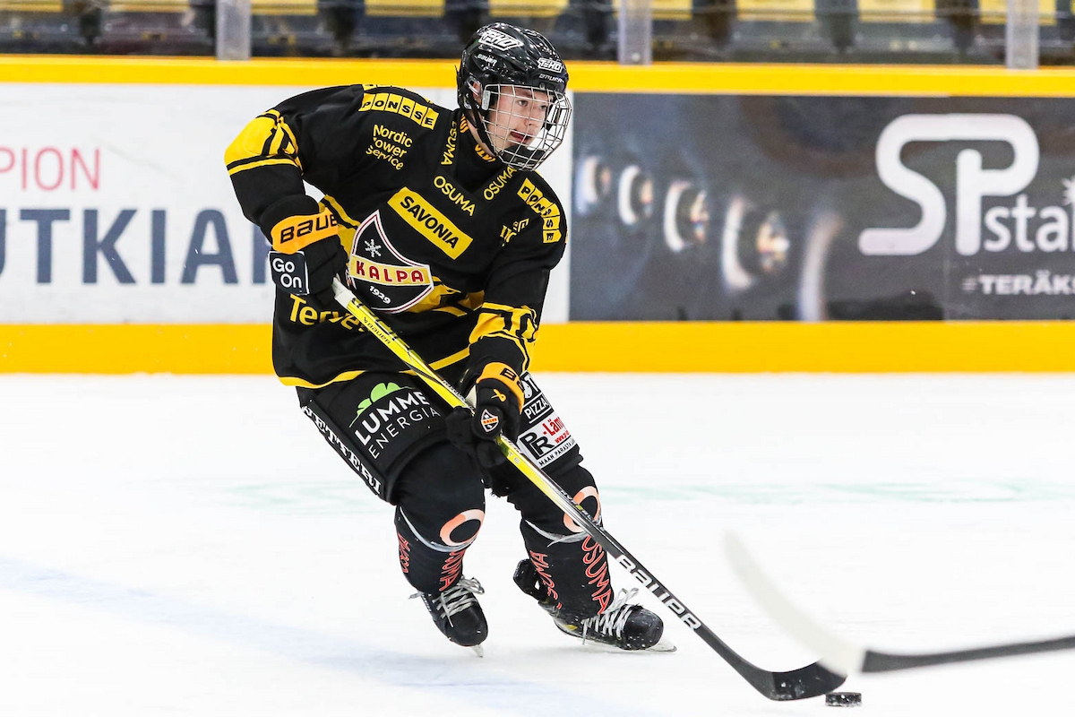 Akseli Pulkkanen pelasi jo viime kaudella pääasiassa KalPan U20-joukkueessa. Nyt hän on joukkueen kantavia voimia.