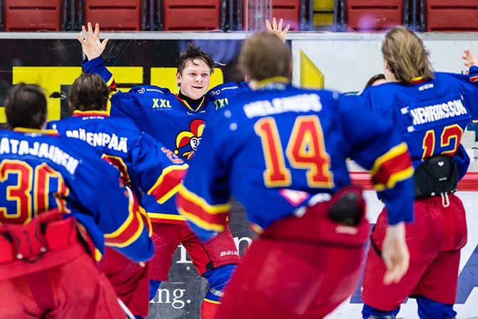 Mestaruusmaalin tekijä Lauri Toikka sai nopeasti joukkuekaverit kimppuunsa.