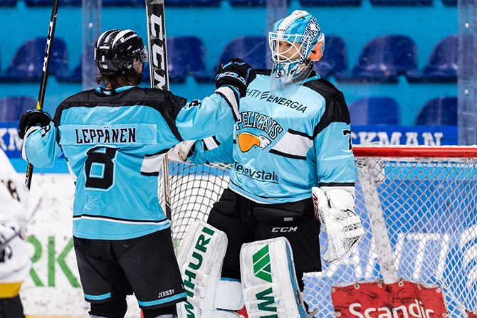 Pelicans juhli voittoa kotihallissaan.