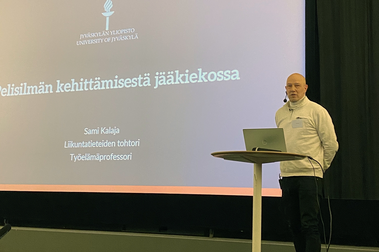 Liikuntatieteiden tohtori ja Jyväskylän yliopiston työelämäprofessori Sami Kalaja puhui valmentajajoukolle taidon ja erityisesti pelikäsityksen opettamisesta junioreille.
