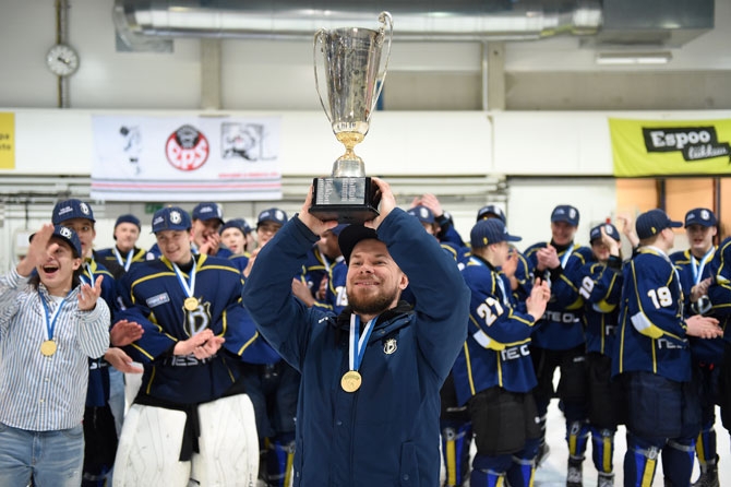 CSM:n mestarivalmentaja Juhani Sarilo: ”HIFK-sarjassa opettelimme playoff-pelaamisen - Pojat tekivät ison työn”