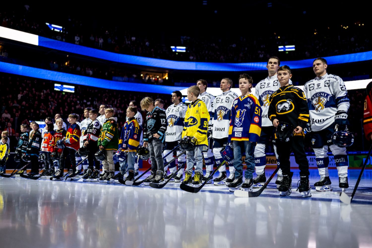 Jääkiekkoilijoita Nokia Arenan jäällä.