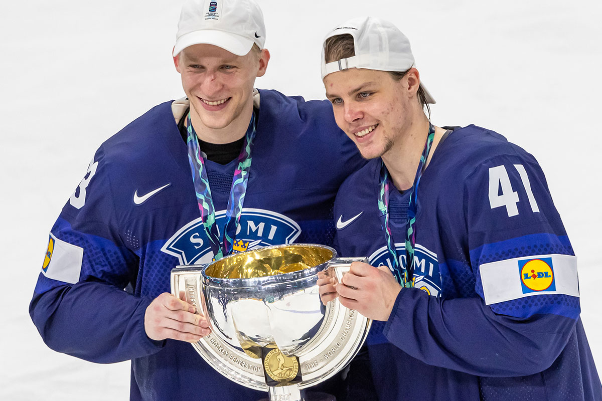 Kevään 2022 maailmanmestarit Esa Lindell (vas.) ja Miro Heiskanen jatkavat NHL-uraansa Dallas Starsin paidassa.