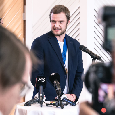 "Iso kunnia olla suomalainen" – Tällainen oli kapteeni Barkovin puhe Mäntyniemessä