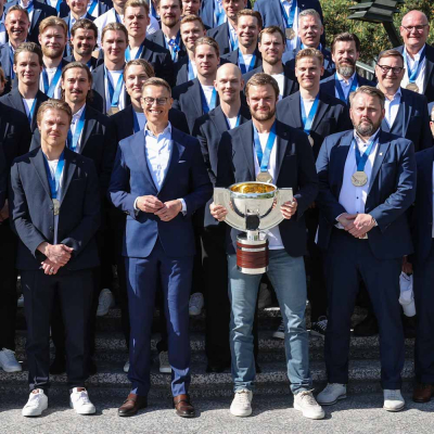 10 kuvaa Mäntyniemestä – Tasavallan presidentti Alexander Stubb kutsui MM-joukkueen vierailulle virka-asunnolleen