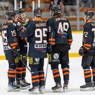 Haukat juhli jatkopaikkaa yli tuhannen katsojan edessä 