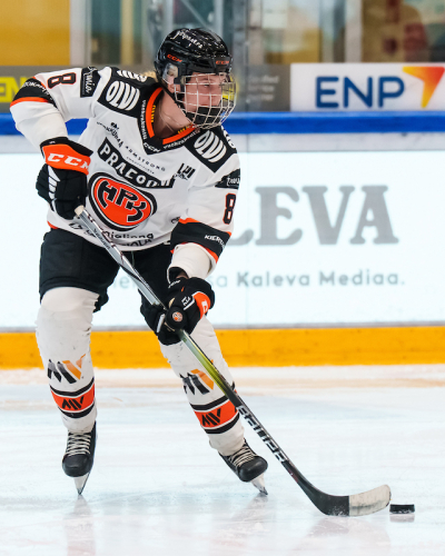 Valkolakin pian saava Tuuli Tallinen viihtyy Hämeenlinnassa: "Olen saanut keskittyä täysillä jääkiekkoon"