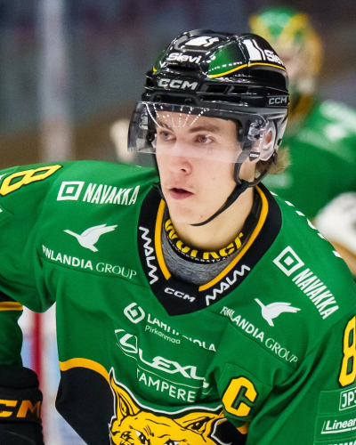 Kapteeni Tukio johtaa nuoruuden intoa uhkuvaa Ilvestä: ”Ollaan yhtenäinen ja luisteleva joukkue”