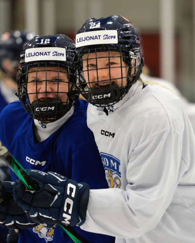 Tyttöleijonat MM-kisa-avaukseen Tshekkiä vastaan  – Suomen kentälliset klo 19.30 alkavaan peliin!