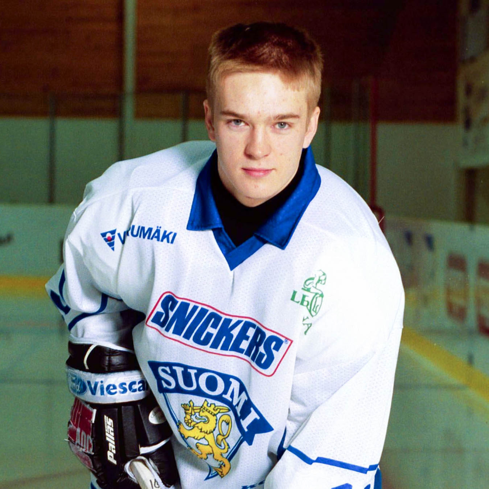 "Erot ovat pienet, on oltava huippuiskussa" – Jari Viuhkola pelasi nuorten MM-kisoissa 2000, nyt hän on joukkueen hieroja