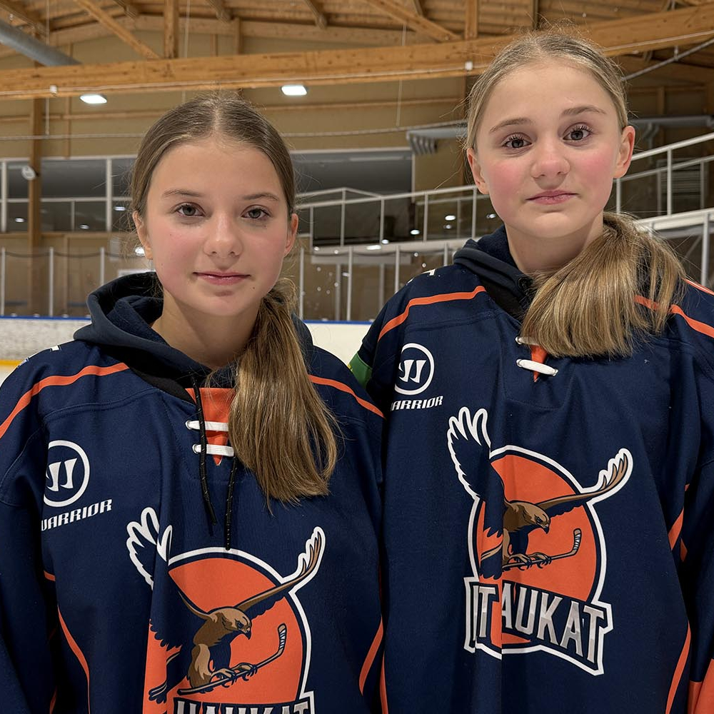 "Täysillä mennään – myös omaa siskoa vastaan" – KJT Haukkojen kaksoset Aada ja Eevi etenevät kohti unelmiaan