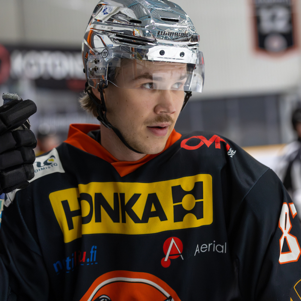 Haukkojen hyökkäävä hyökkääjä Eemil Lampi on tullut ryminällä miesten peleihin: "Vaatimustaso on korkealla"