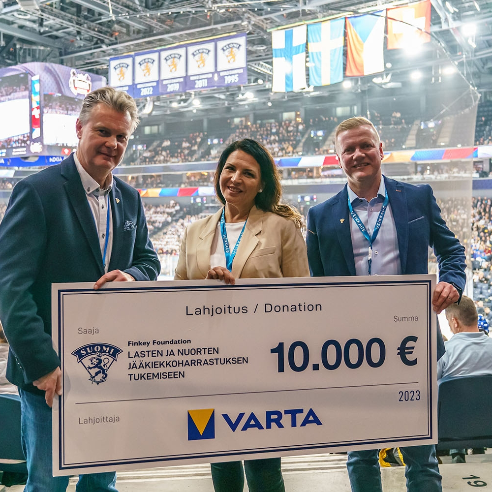VARTA-lahjoituksella jälleen tukea vähävaraisten perheiden kiekkojunioreille
