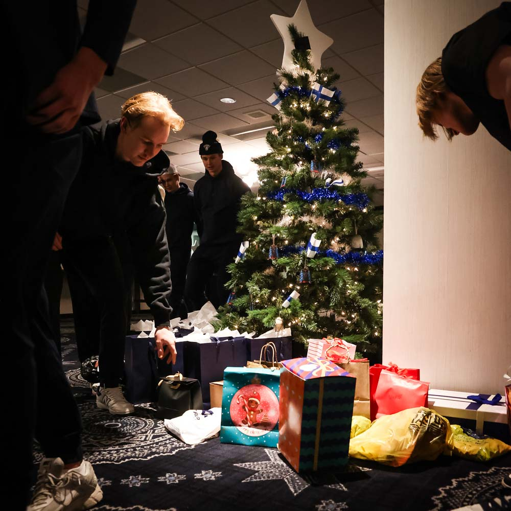 Kuvia: MM-joukkueen turkulaiset julistivat joulurauhan – Nuorten Leijonien jouluaterialla päädyttiin videotarkistukseen