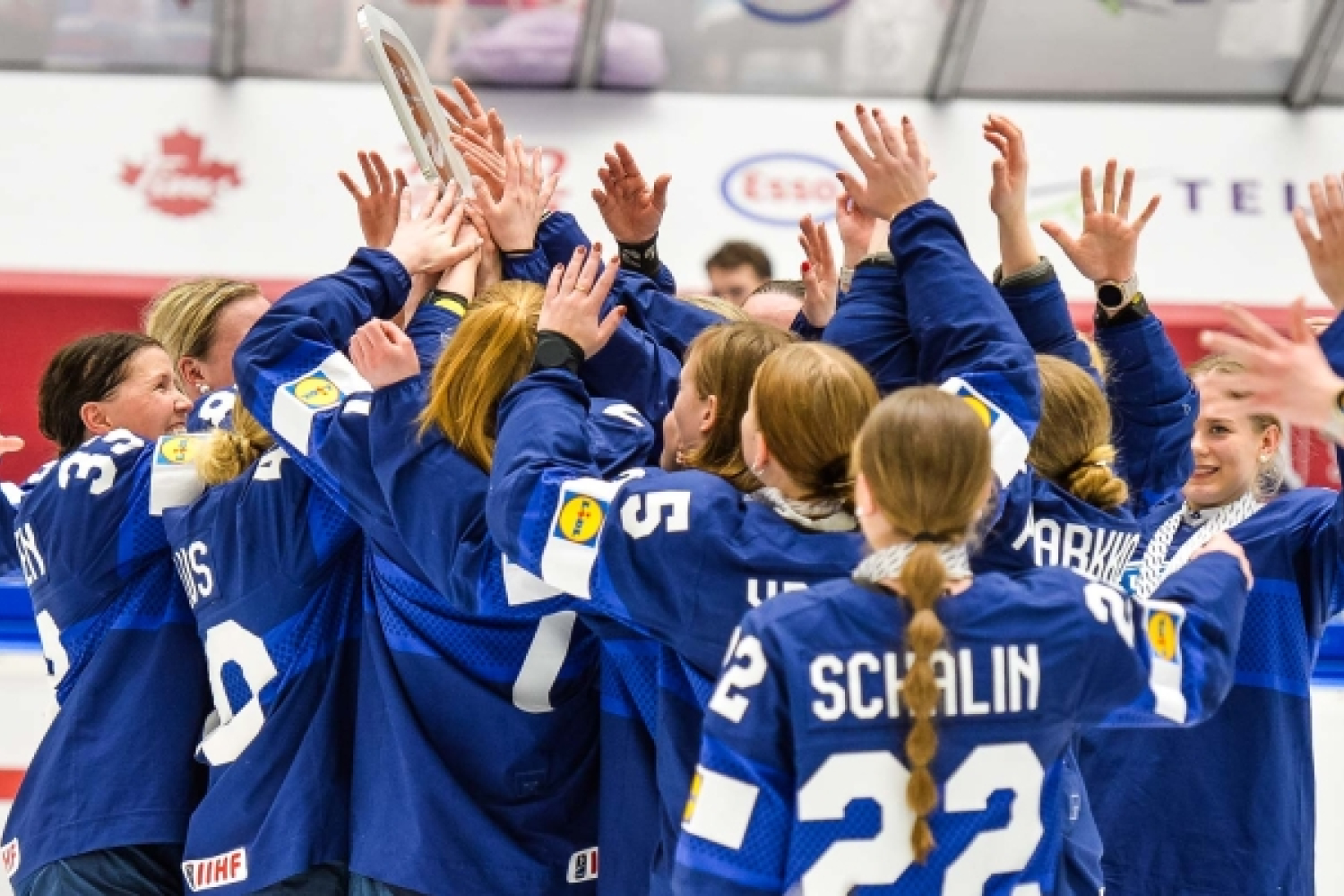 Naisleijonien päävalmentaja Juuso Toivola summaa pronssijuhliin päättyneen MM-turnauksen: "Pelaajat osoittivat, että heistä löytyy leijonaa"