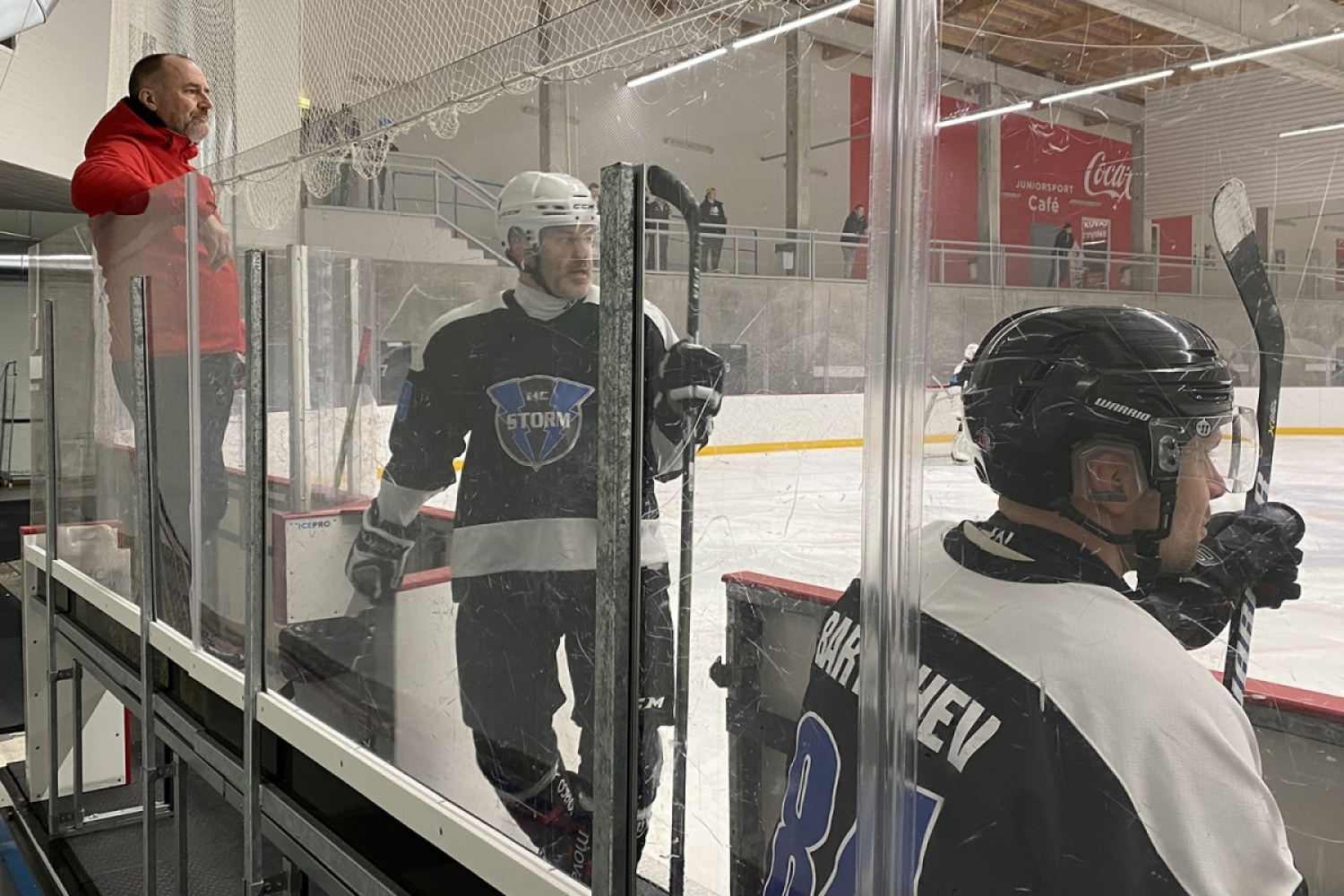 Kuusi joukkuetta ja ulkojää – Wasa Hockey League kasvoi pikkusarjasta satojen pelaajien harrastesarjaksi 