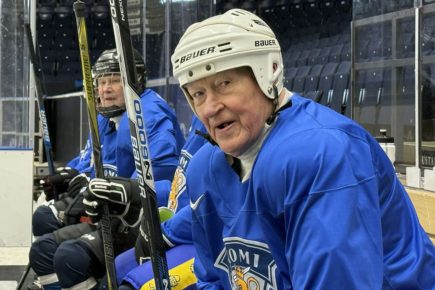 Yli 80-vuotiaiden kiekkokohtaaminen keräsi legendat Hakametsään – Lasse Oksanen: ”Muistellaan vieläkin jäyniä 50 vuoden takaa”