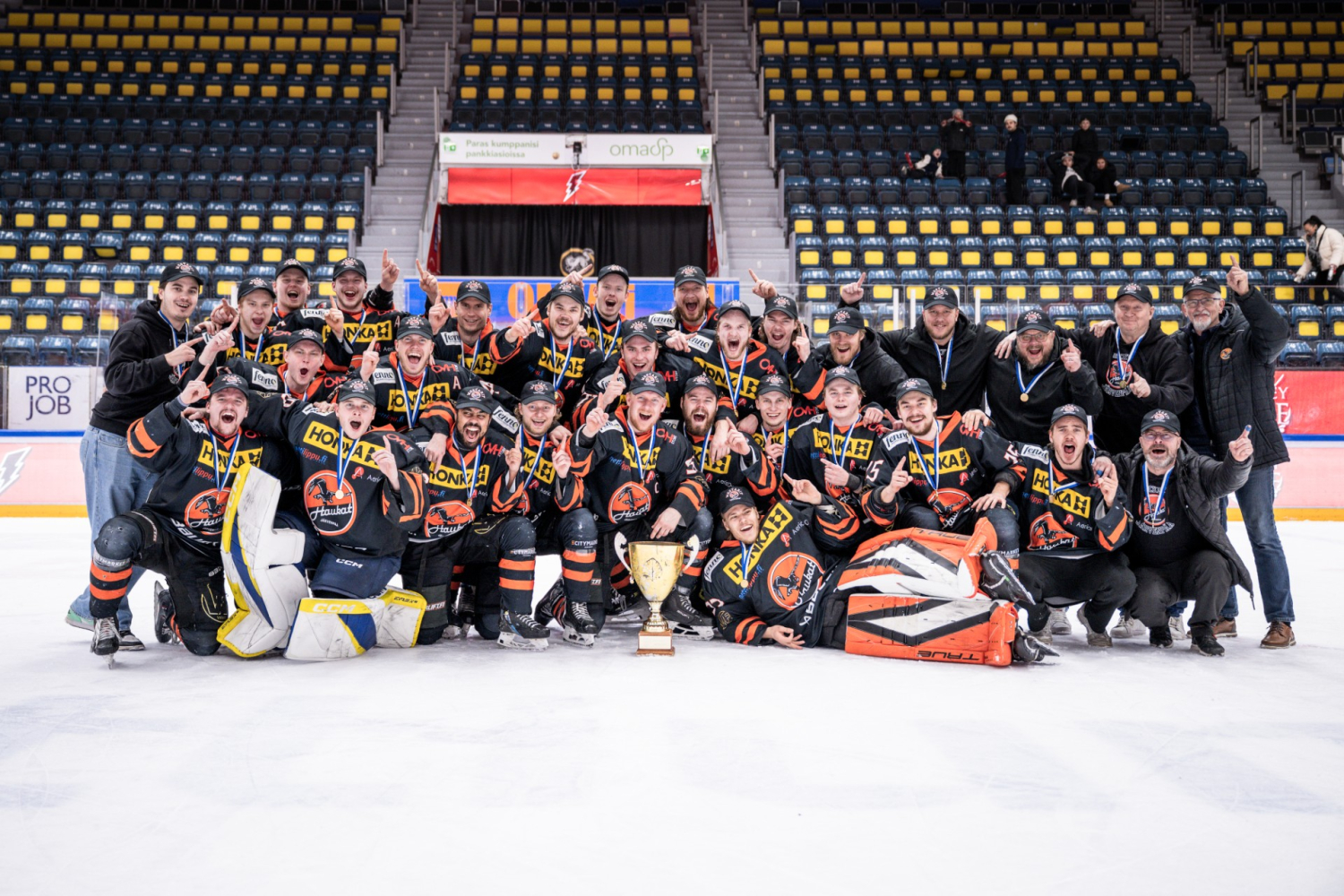 Ratkaisu Raksilassa – Järvenpään Haukat juhlii mestaruutta: "Lätkää parhaimmillaan"