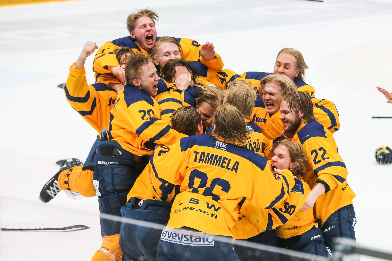 Näin käynnistyivät Lukon mestaruusjuhlat – Riemu räjähti Raksilassa kello 20.34