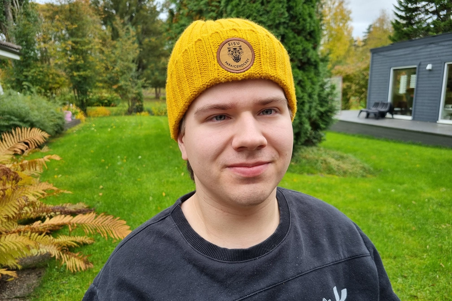 ”Voittaminen on parasta” – Parajääkiekkoilija Leevi Kurki esittelee videolla parajääkiekkoilijan varusteita ja kertoo lajista
