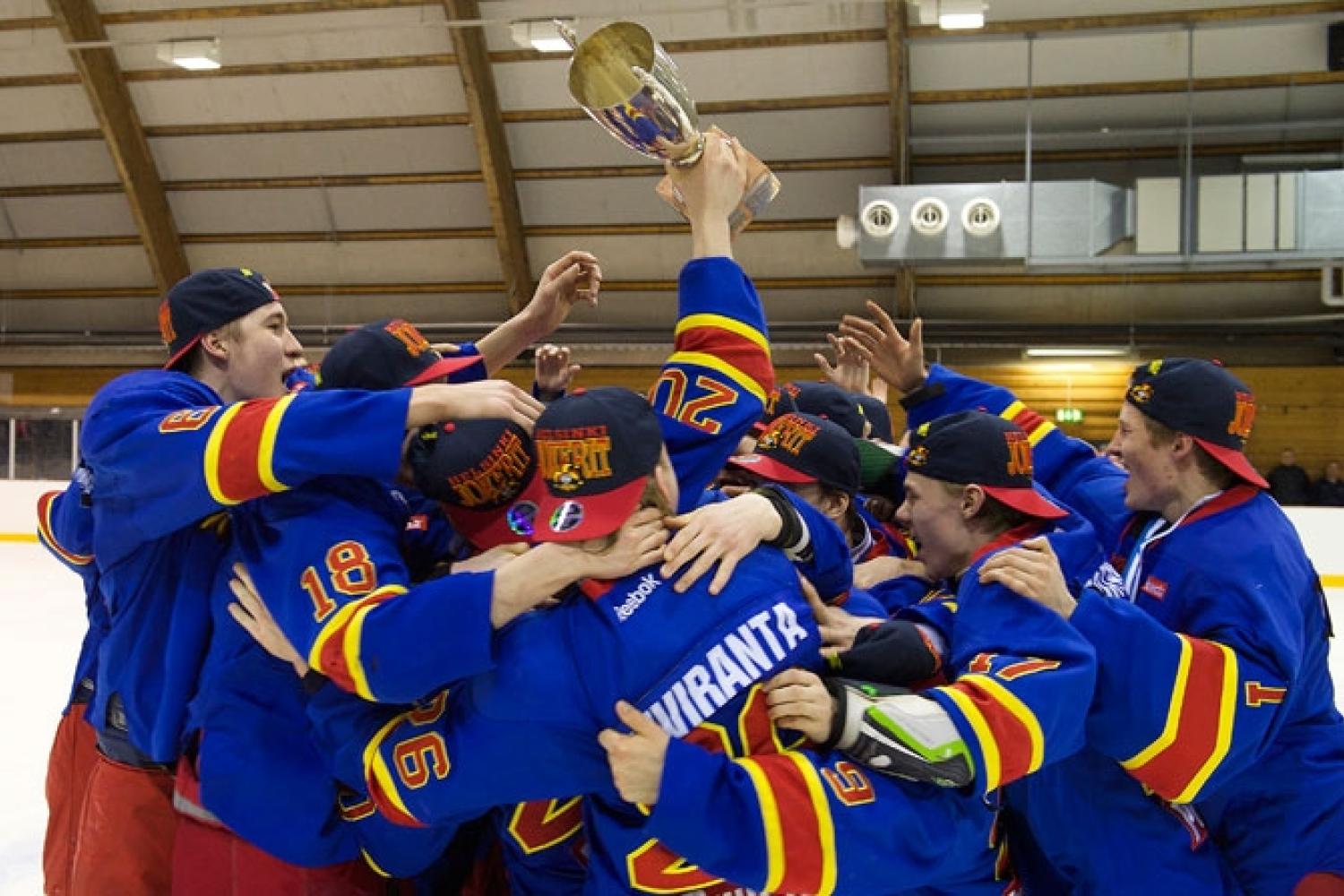 Pokaali kapteenille ja juhlat käyntiin - Näin riemuitsevat Jokerien B-juniorit