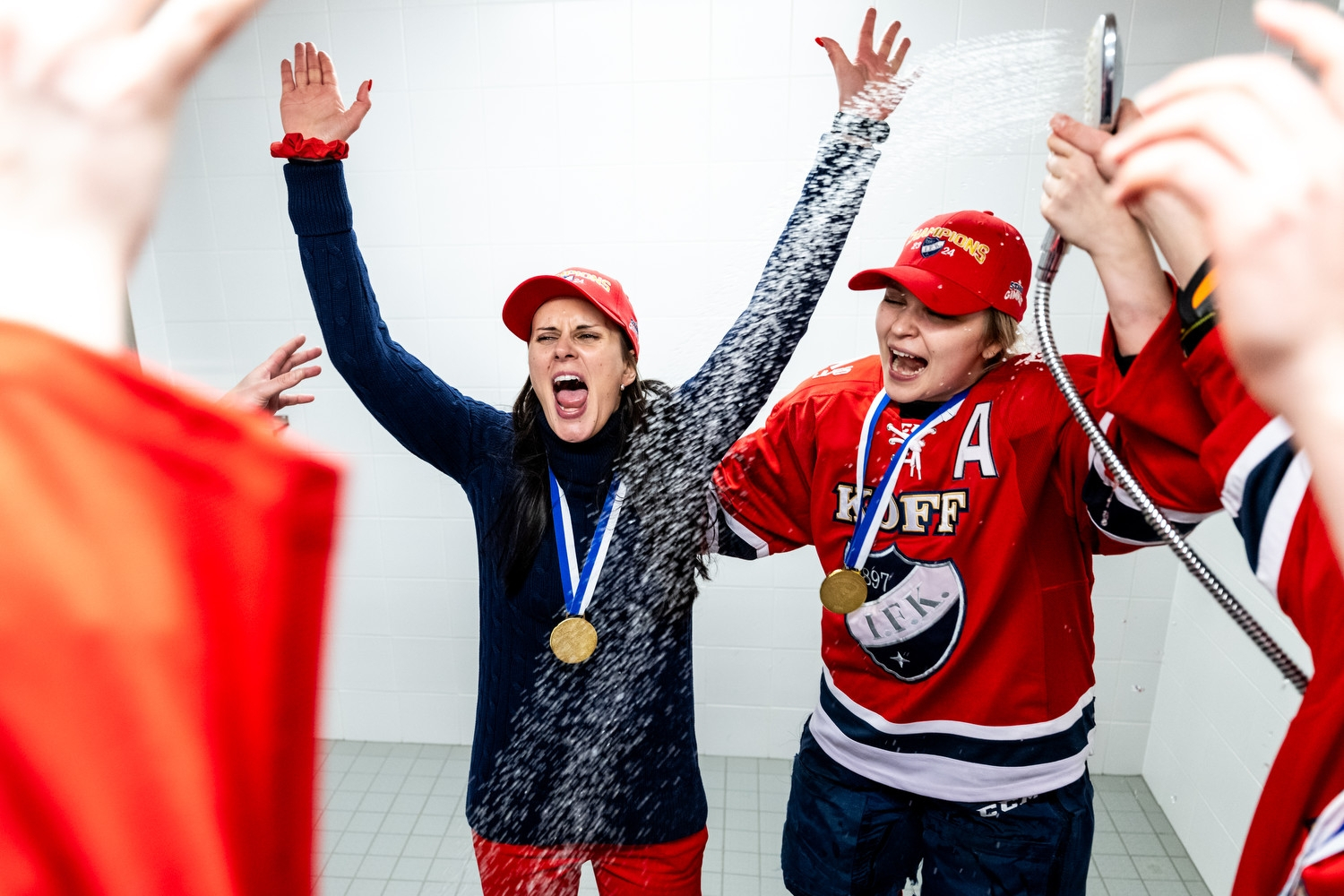 Naisten Liiga: HIFK-luotsi Saara Niemi mestaruushuumassa: "Todella hieno kasvutarina"