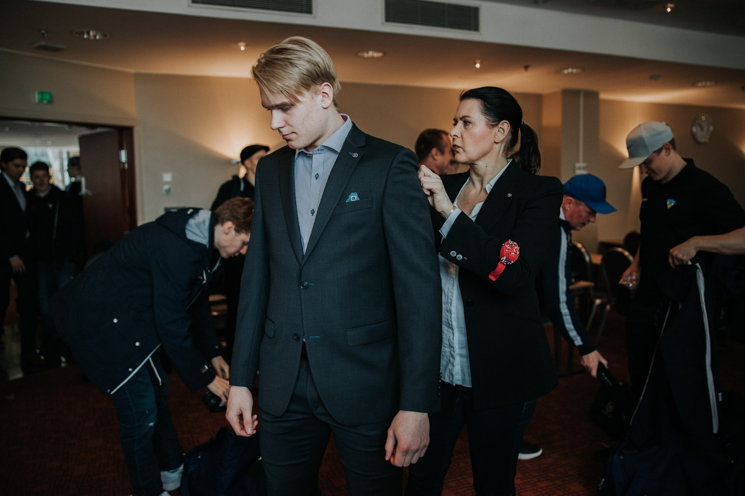 Näin luotiin maailmanmestarien tyyli – "Jääkiekkoilijan vartalo on haastava puvulle"