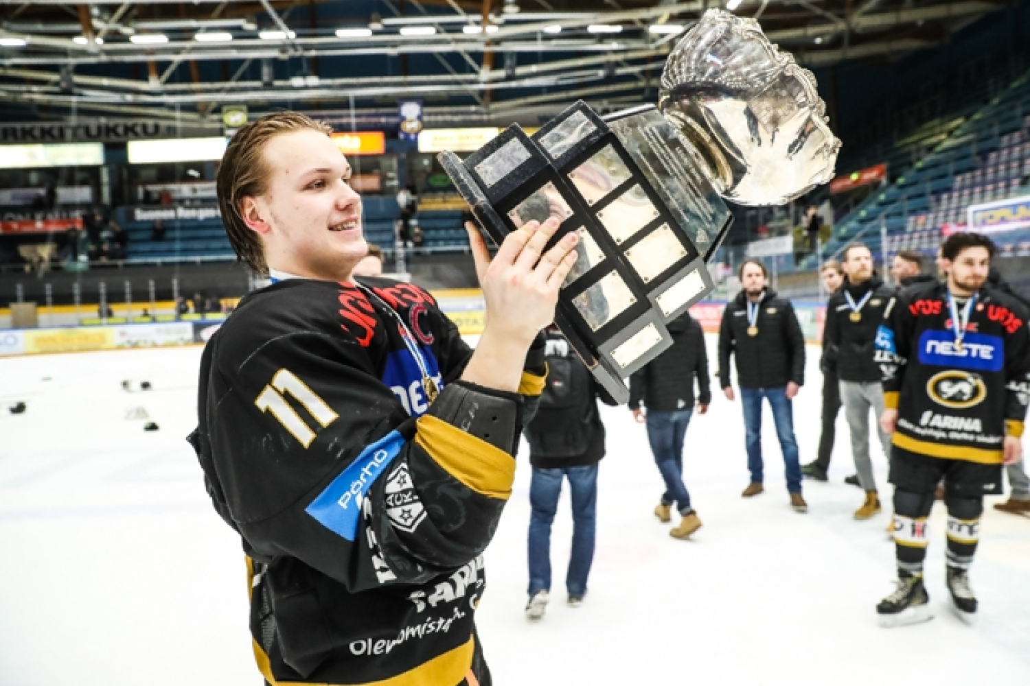 Kärppien kapteeni Niko Kuiri, onko Legacy Bowl -pokaali painava?
