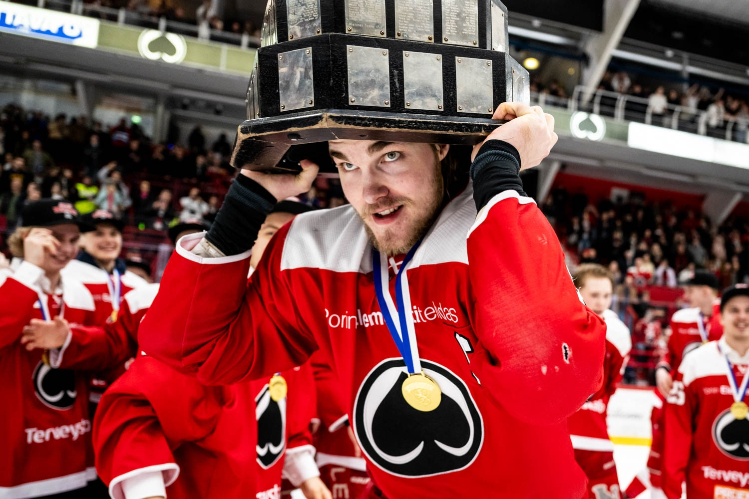 "Meillä oli ihan ylivertainen joukkuehenki" – Legacy Bowl -pokaali ojennettiin ensimmäisenä kapteeni Waltteri Mattilalle