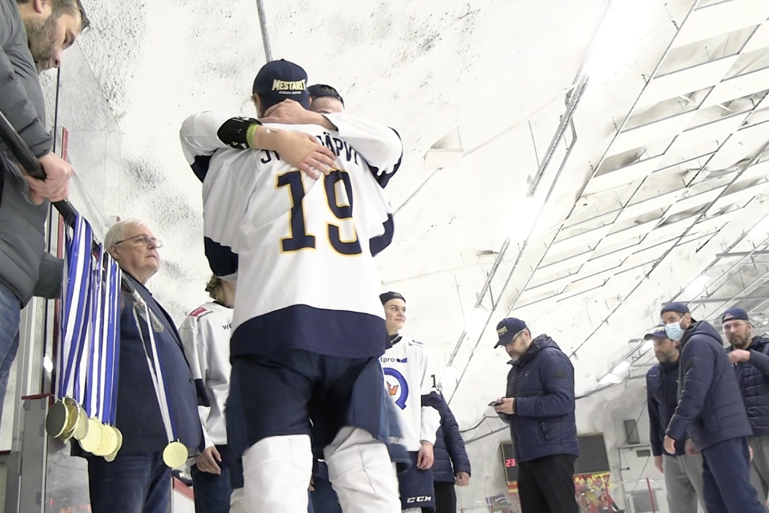 U18 SM-sarjan voittajajoukkue Kiekko-Espoo sai mitalinsa – Katso video!